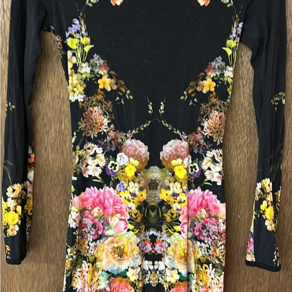 Long sleeve body pond dress. Black with flowers mini dress.